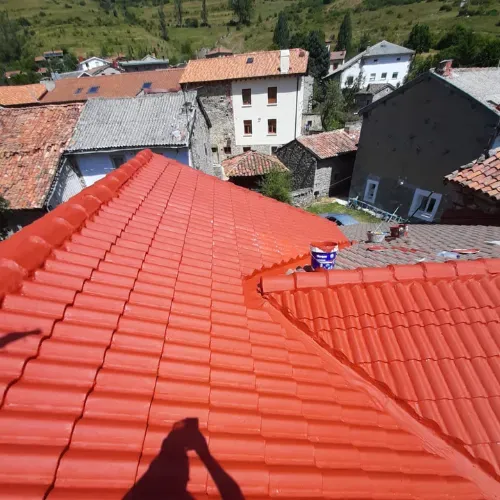 como reparar las filtraciones en un tejado de tejas