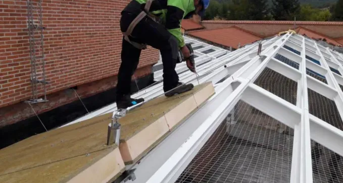 para que sirve un aislante en el tejado realmente